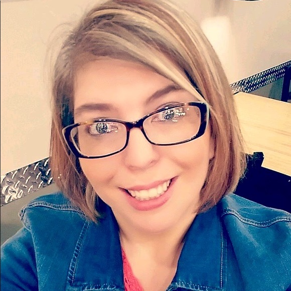 Meet your Posher, Lisa - Picture 2 of 2